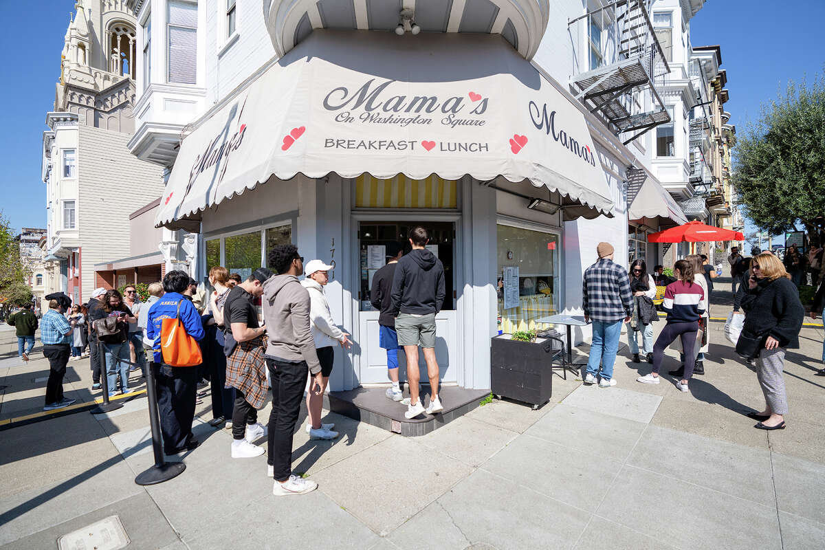 Los clientes hacen fila y ordenan en la puerta principal de Mama's On Washington Square en San Francisco, California, el 25 de marzo de 2023.