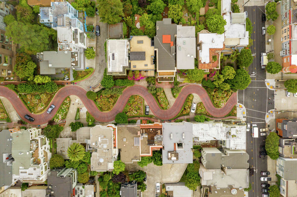 Incluso cuando se ve desde arriba, el diseño de Lombard Street no tiene sentido para los ojos modernos.