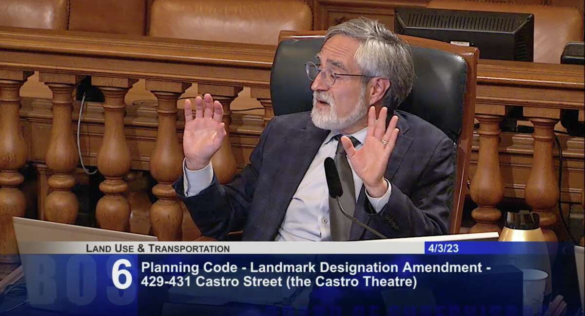 El presidente de la Junta de Supervisores de San Francisco, Aaron Peskin, habla en una audiencia sobre la designación histórica del Castro Theatre el 3 de abril de 2023.