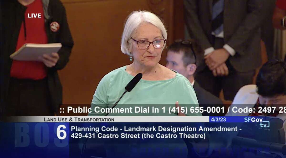 Barbara Gersh habla durante un comentario público en una audiencia sobre la designación histórica del Castro Theatre el 3 de abril de 2023.