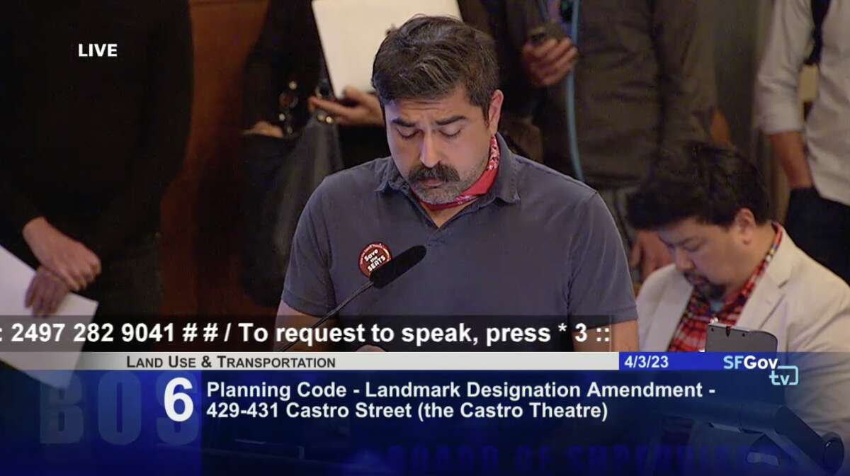 Stephen Torres habla durante un comentario público en una audiencia sobre la designación histórica del Castro Theatre el 3 de abril de 2023.