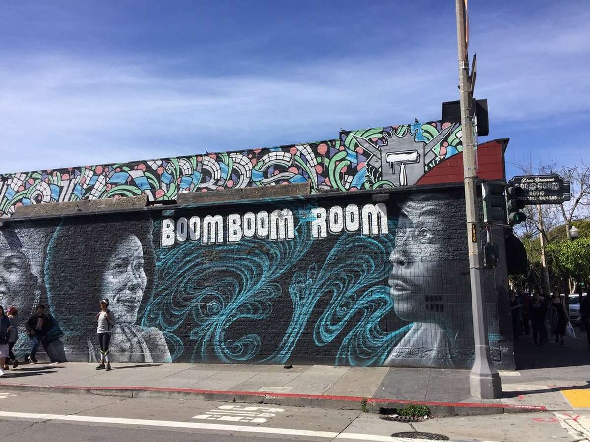 El histórico Boom Boom Room de Fillmore Street tiene excelente música en el interior y arte colorido en el exterior.