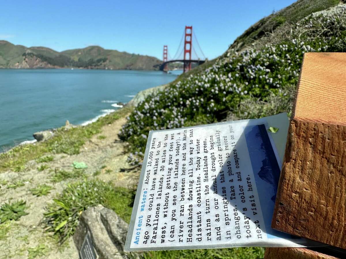 Una nota anónima en el camino hacia Marshall's Beach, San Francisco, 3 de abril de 2023.