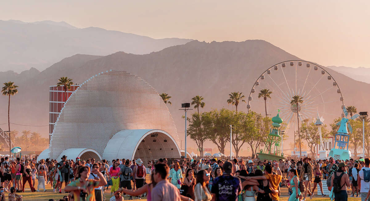 Multitudes de personas en el festival de música Coachella 2022 en Indio, California. 