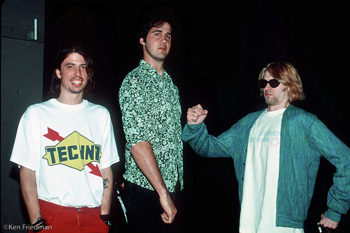 Dave Grohl, Krist Novoselic y Kurt Cobain de Nirvana juegan entre bastidores en el Cow Palace el 9 de abril de 1993.