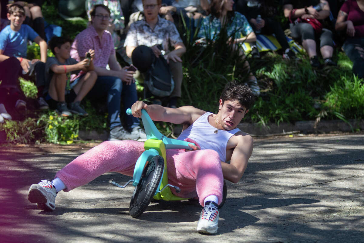 Un corredor toma una curva durante el evento de carrera Bring Your Own Big Wheels en Vermont Street en San Francisco, California, el 9 de abril de 2023.