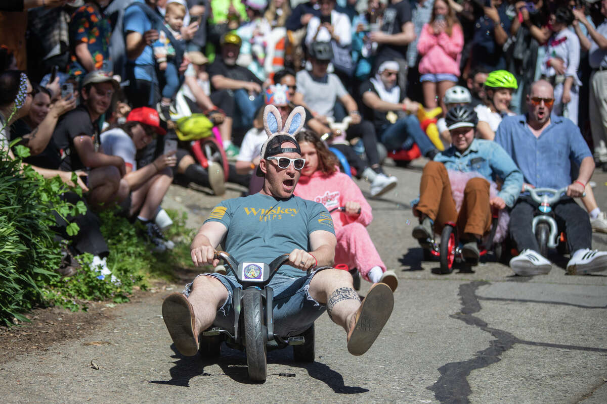 Los participantes participan en el evento de carrera Bring Your Own Big Wheels en Vermont Street en San Francisco, California, el 9 de abril de 2023.