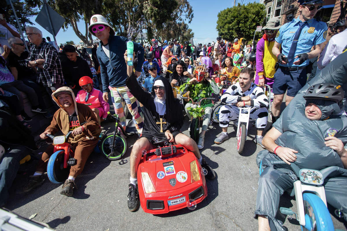 Mike Soultanian, vestido con un traje de monja, sopla pompas de jabón en la línea de salida antes de la serie inicial de la carrera Bring Your Own Big Wheel en Vermont Street en San Francisco, California, el 9 de abril de 2023.
