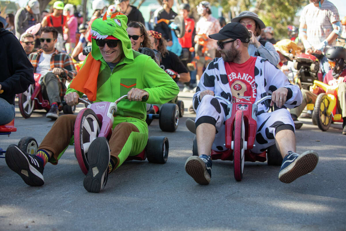 Los corredores de todas las edades se alinean en la línea de salida del evento de carreras Bring Your Own Big Wheel en Vermont Street en San Francisco, California, el 9 de abril de 2023.