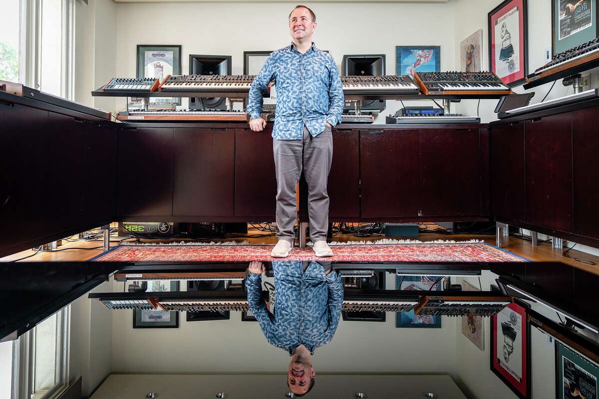 El director ejecutivo de Sequential David Gibbons posa para una foto en el estudio de North Beach en San Francisco el 6 de enero de 2022.
