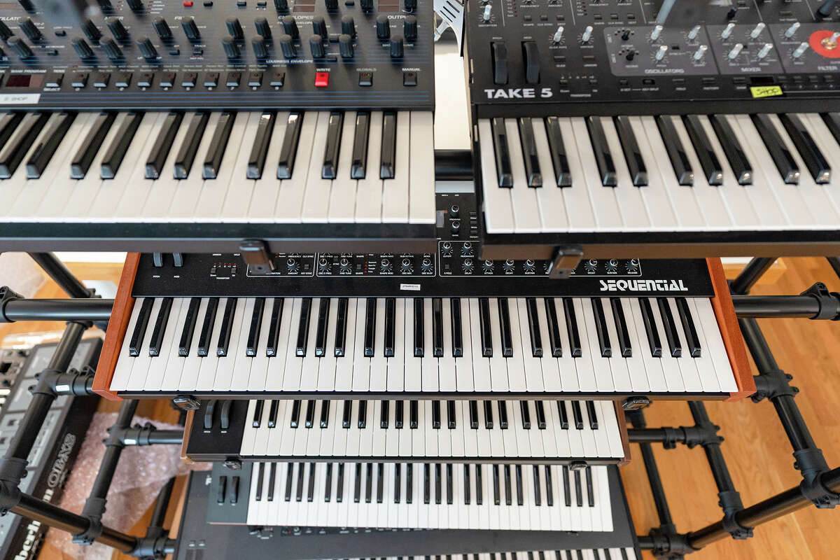 Una variedad de teclados y sintetizadores dentro de las oficinas y el estudio de Sequential en North Beach en San Francisco el 6 de enero de 2022.