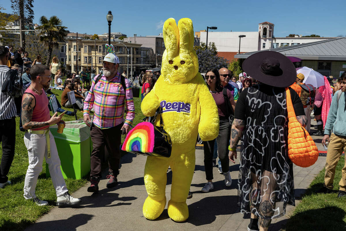 El conejito Peeps camina en el concurso Hunky Jesus and Foxy Mary en Dolores Park en San Francisco, California, el domingo 9 de abril de 2023. 