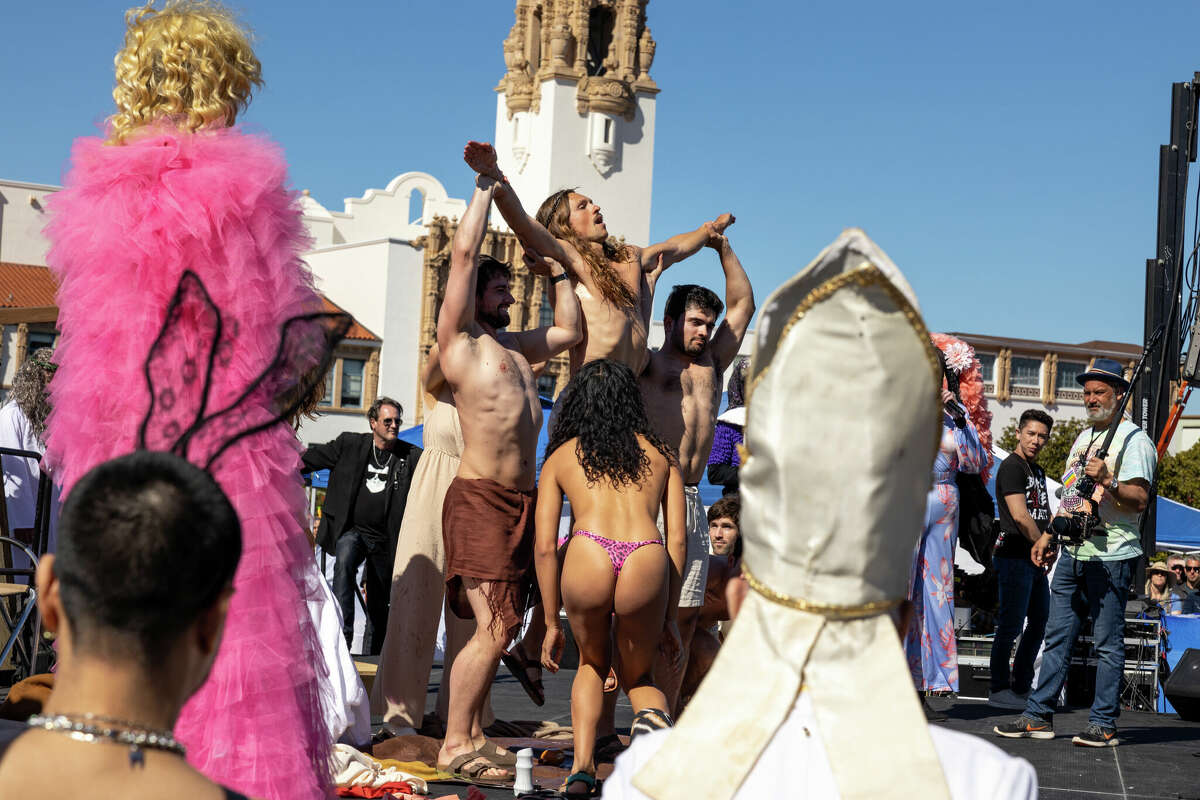 Oily Jesus es llevado por sus acólitos en el concurso Hunky Jesus y Foxy Mary en Dolores Park en San Francisco, California, el domingo 9 de abril de 2023. 
