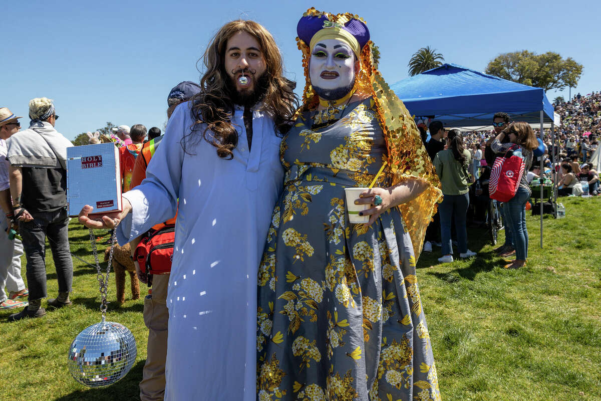 Una Hermana de la Indulgencia Perpetua y Disco Jesus en el concurso Hunky Jesus and Foxy Mary en Dolores Park en San Francisco, California, el domingo 9 de abril de 2023. 