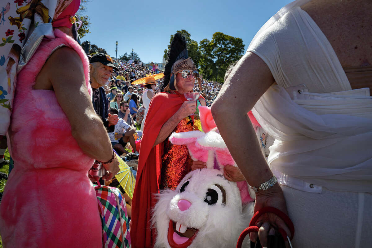Espectadores en el concurso Hunky Jesus and Foxy Mary en Dolores Park en San Francisco, California, el domingo 9 de abril de 2023. 