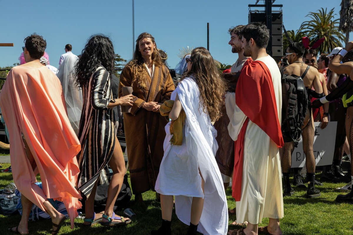 Jesuses esperan para subir al escenario en el concurso Hunky Jesus and Foxy Mary en Dolores Park en San Francisco, California, el domingo 9 de abril de 2023. 