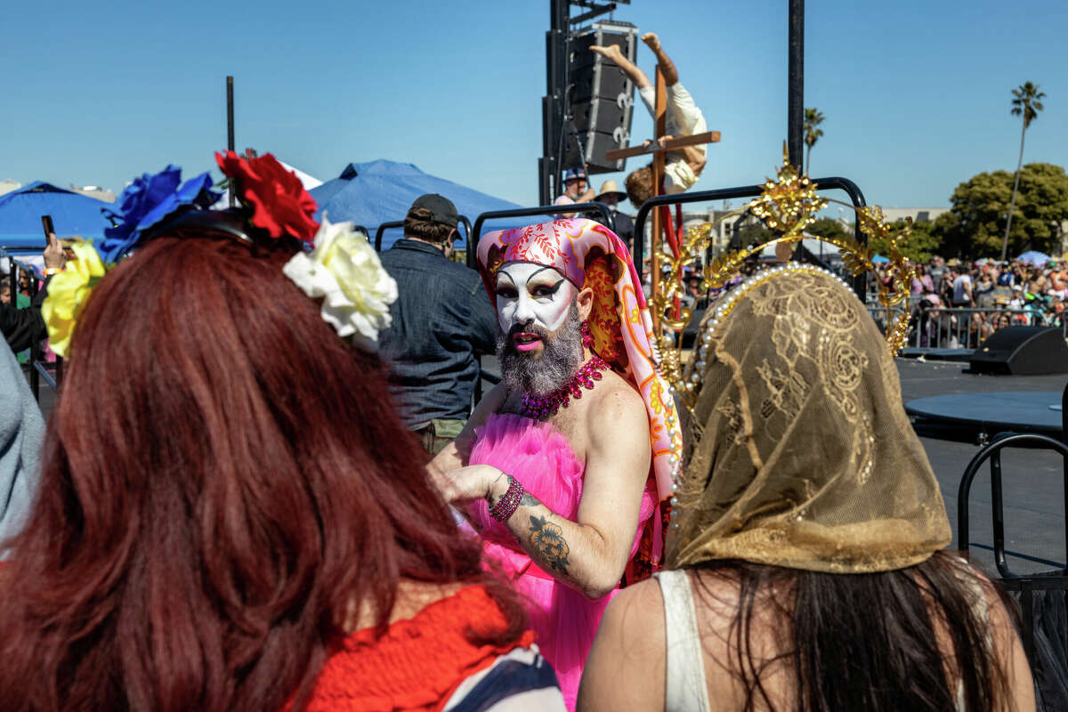 Una hermana de la indulgencia perpetua en el concurso Hunky Jesus and Foxy Mary en Dolores Park en San Francisco, California, el domingo 9 de abril de 2023. 