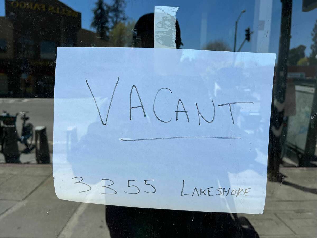 Un letrero en la ventana de Merritt Restaurant & Bakery, ubicado en 3355 Lakeshore Ave.