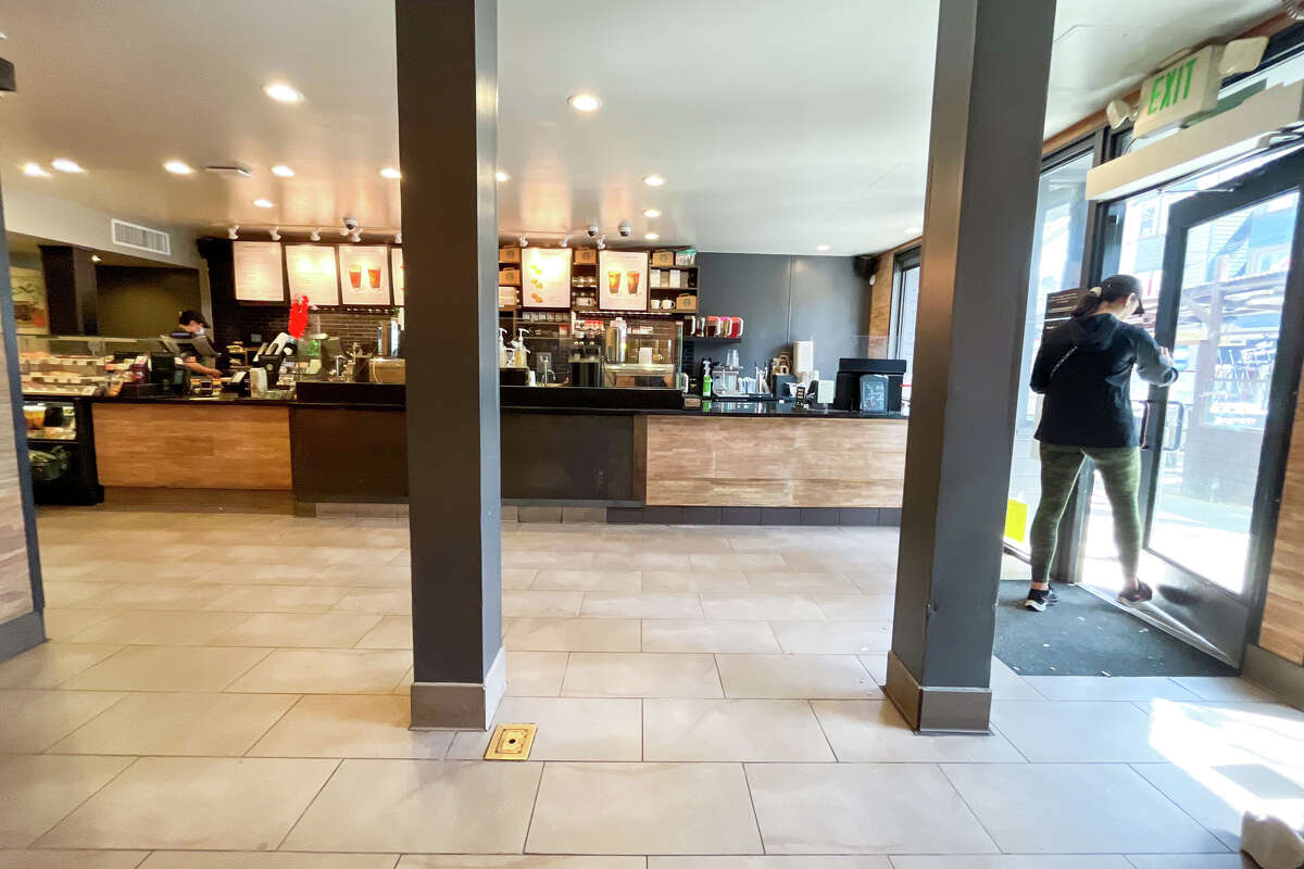 Un cliente sale de una tienda Starbucks en la calle 18 en el distrito de Castro donde se retiraron todas las sillas para los clientes en San Francisco, California, el 23 de marzo de 2023.