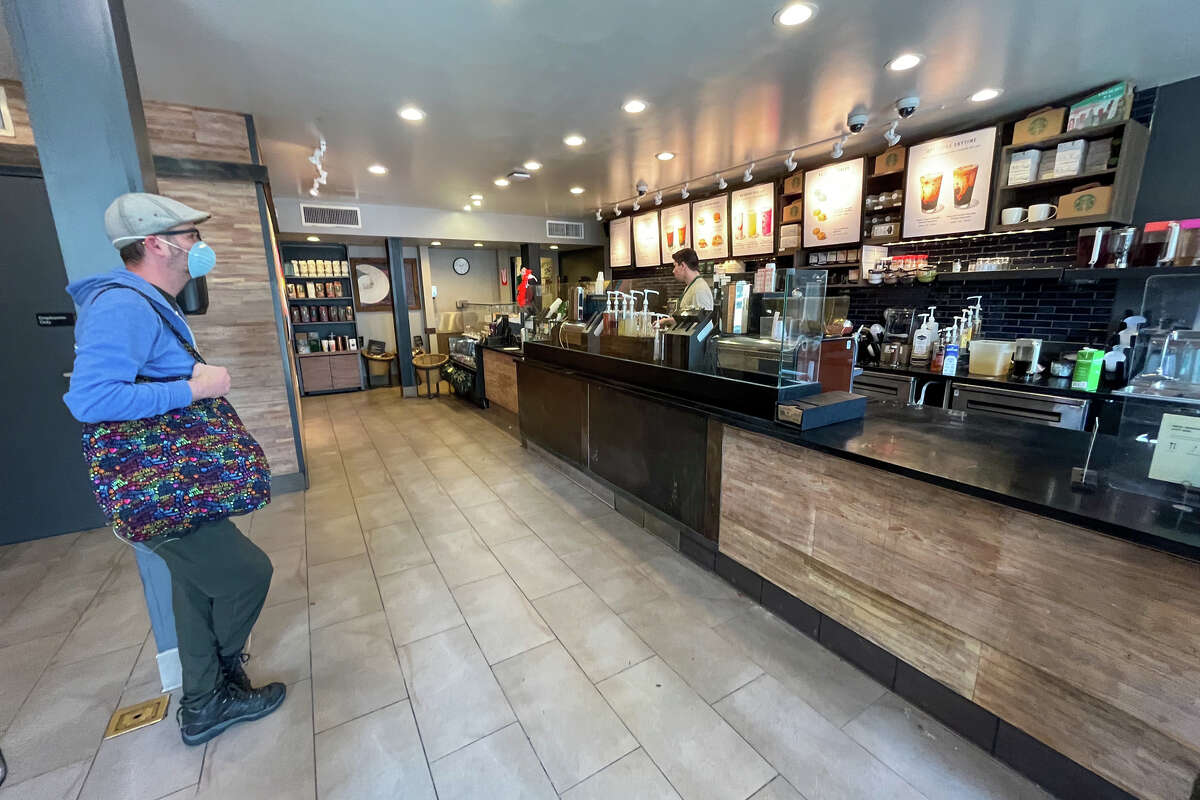 Un cliente espera su pedido dentro de una tienda Starbucks en la calle 18 en el Distrito Castro de San Francisco, donde se retiraron todas las sillas para los clientes, el 23 de marzo de 2023.
