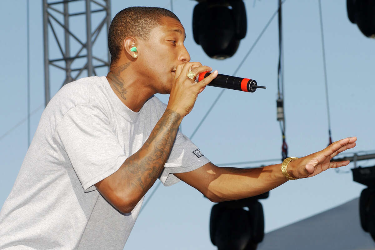 Pharrell Williams de NERD se presenta en el Festival de Música de Coachella 2003 el 26 de abril de 2003 en Indio, California. 