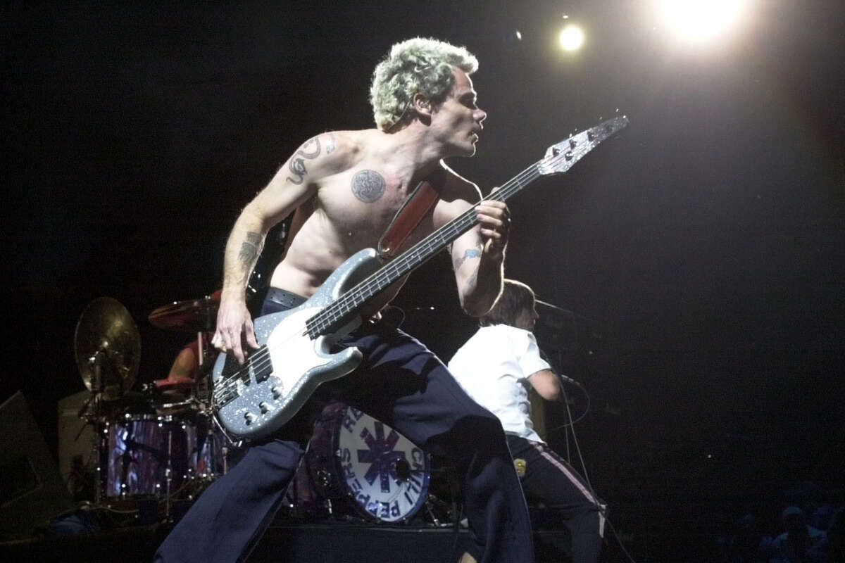 Flea de los Red Hot Chili Peppers agita a la multitud durante la presentación del domingo por la noche en el Festival de Música y Artes de Coachella Valley en Indio, el 27 de abril de 2003.