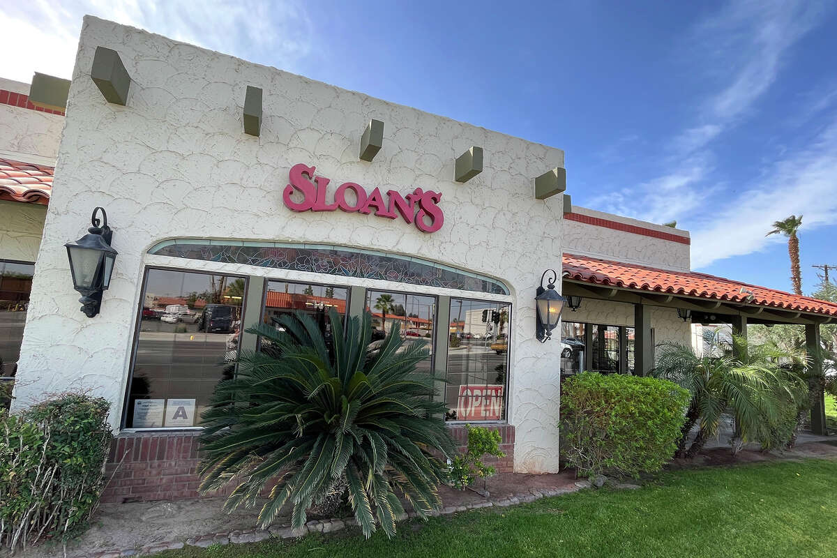 El exterior de Sloan's en Indio, California.