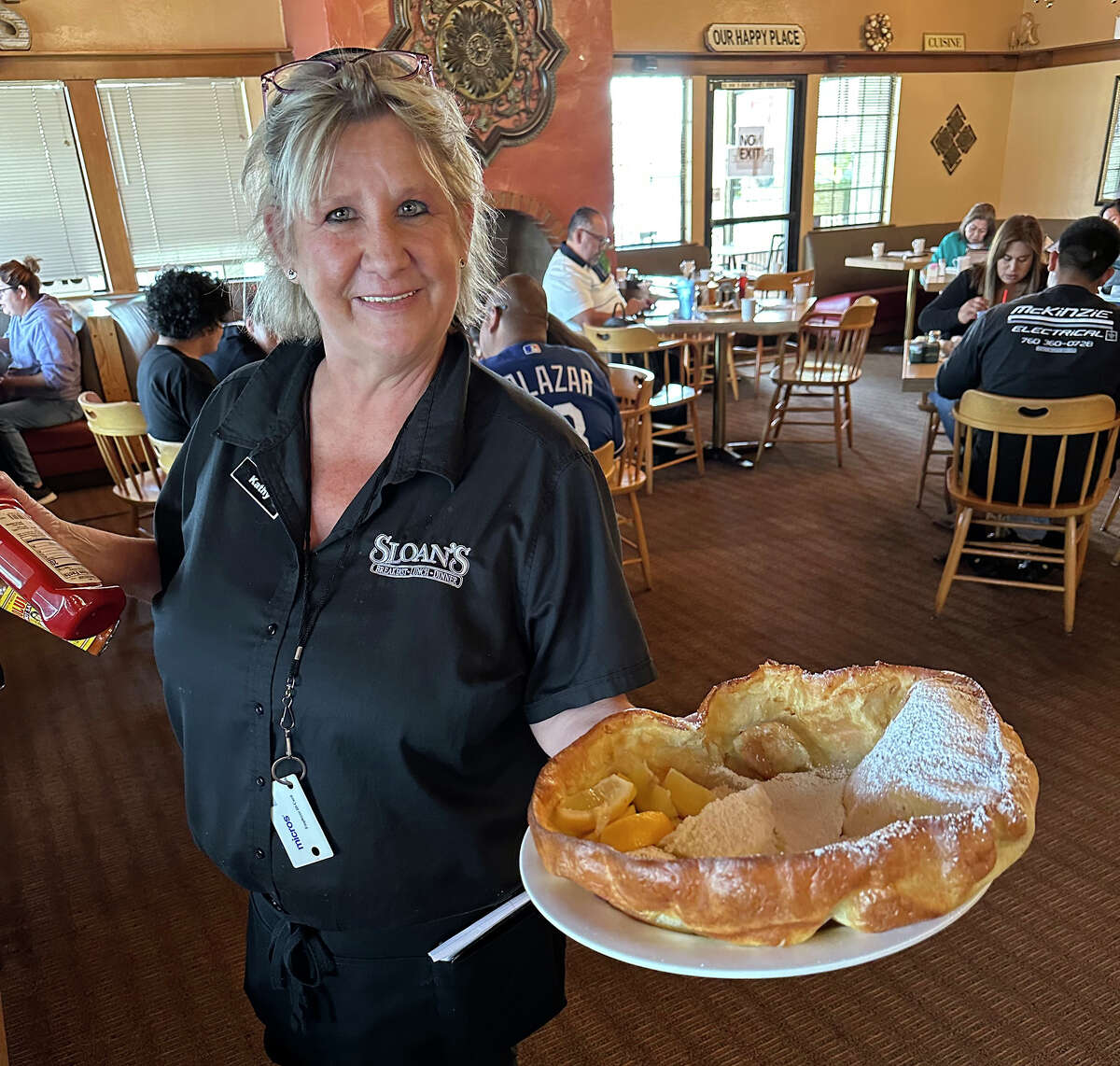 Kathy Mettam, servidora desde hace mucho tiempo en Sloan's en Indio, California, muestra el panqueque alemán del restaurante.