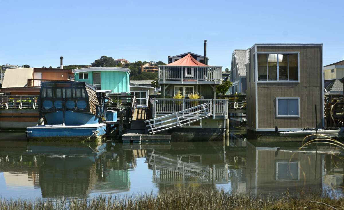 Sausalito, California, alberga muchas casas flotantes, una de las cuales se usó en la filmación de 