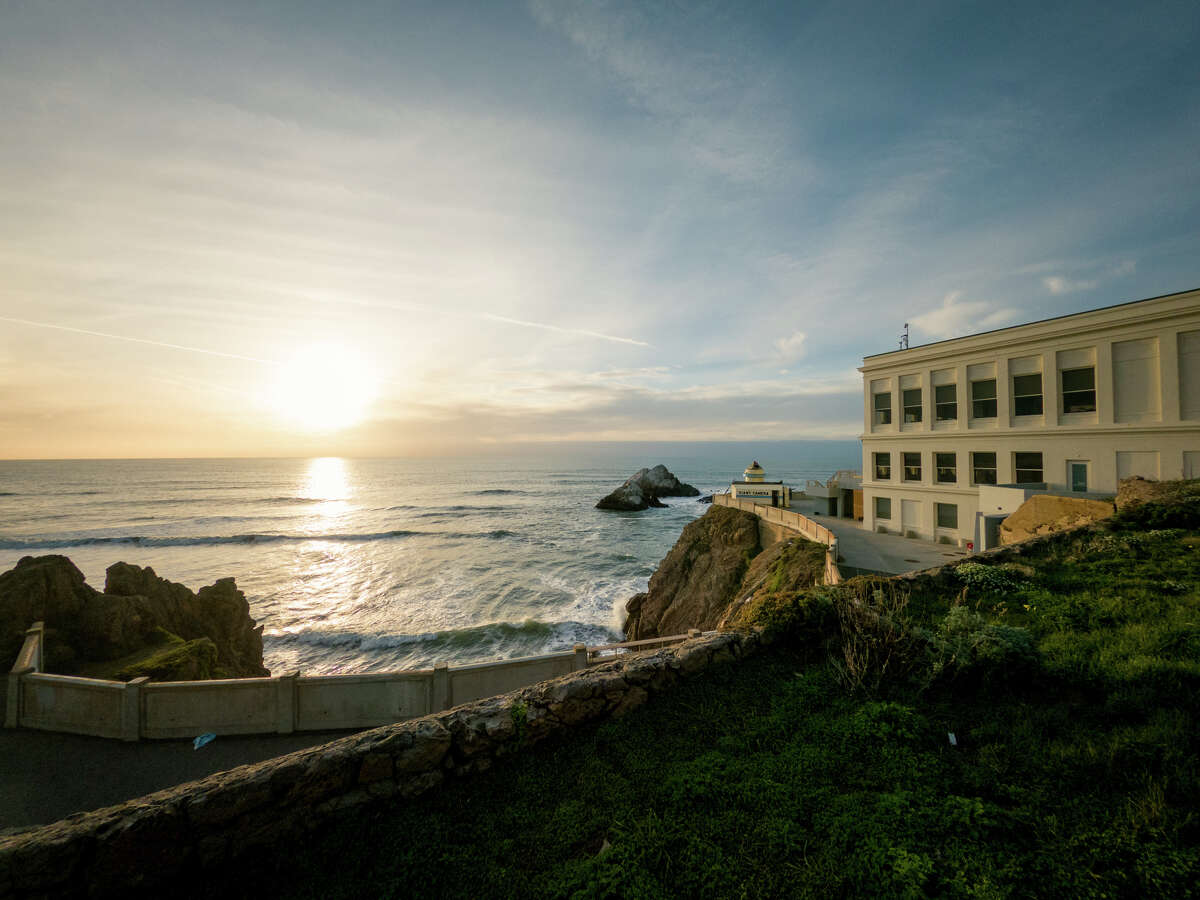 Observe la puesta de sol sobre el Océano Pacífico desde Cliff House con vista a Ocean Beach en San Francisco, California.