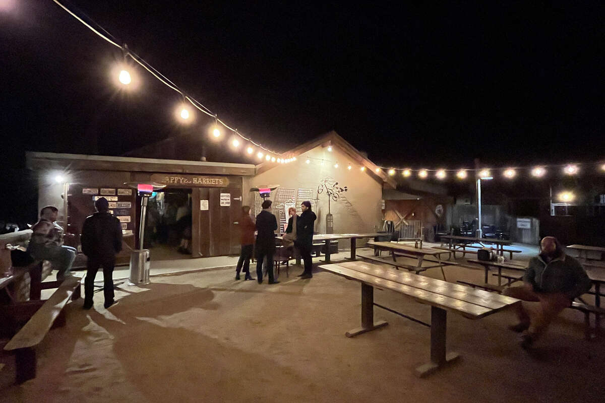 El patio al aire libre en Pappy & Harriet's, un bar y sala de conciertos de estilo occidental en Pioneertown, California, visto el jueves 13 de abril de 2023. 