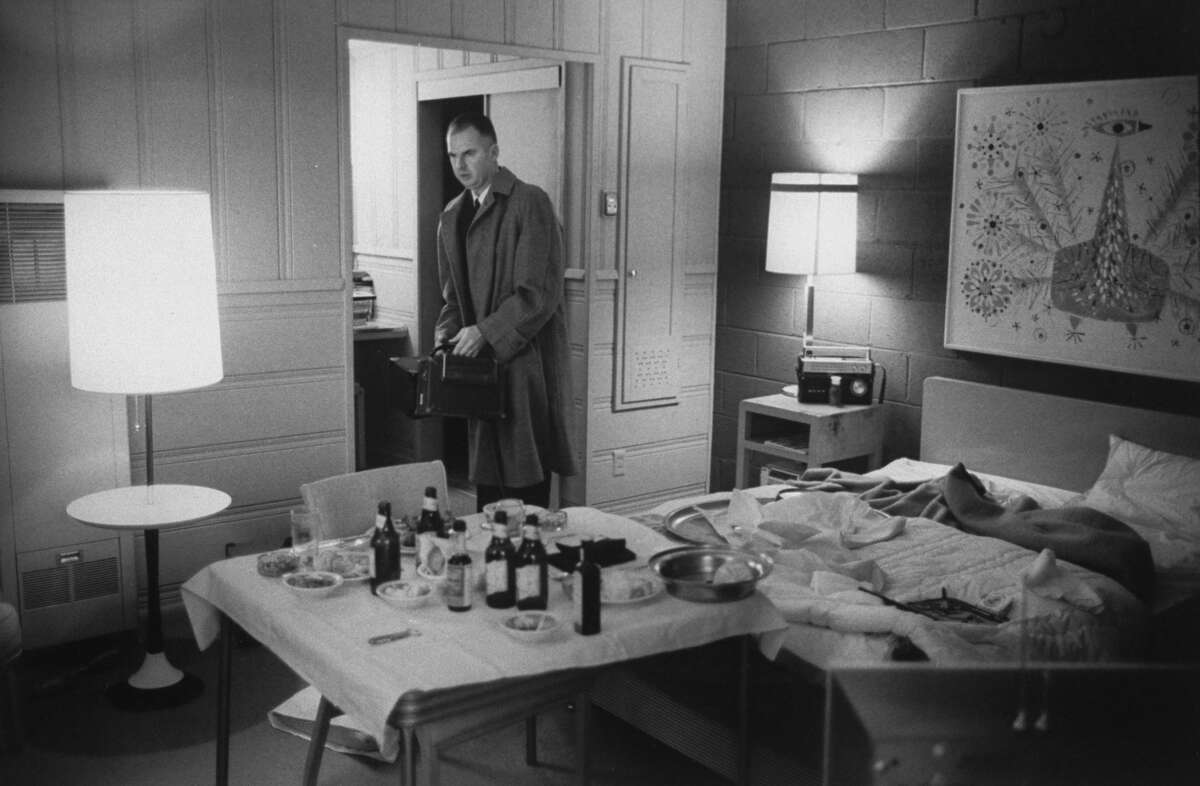Un agente del FBI inspecciona la habitación de Harrah's Lake Tahoe en la que Barry Keenan, Joe Amsler y John Irwin secuestraron a Frank Sinatra Jr. en 1963.