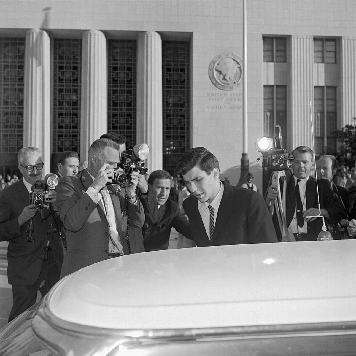 Frank Sinatra Jr., rodeado de periodistas y fotógrafos, sale del edificio del Tribunal Federal de Los Ángeles el 14 de febrero de 1964, después de un drama judicial enojado y lleno de emociones en el que Sinatra Jr. negó rotundamente la acusación de la abogada Gladys Towles Root de que él arregló su propio "pequeño complot de secuestro" ganar fama y publicidad.