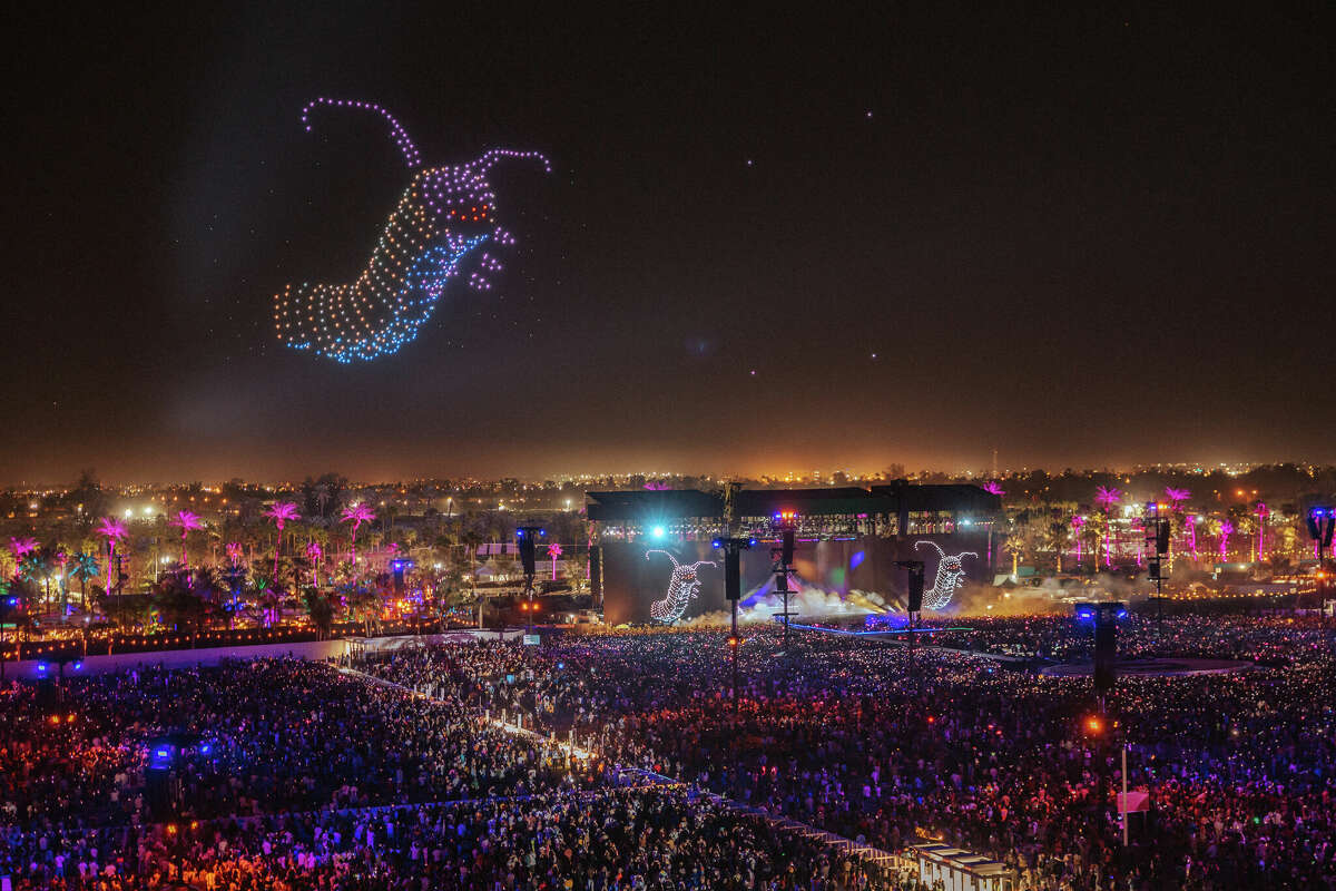 Los ojos del festival estaban fijos en el cielo cuando aparecieron imágenes que celebraban el legado de Coachella el sábado 15 de abril.