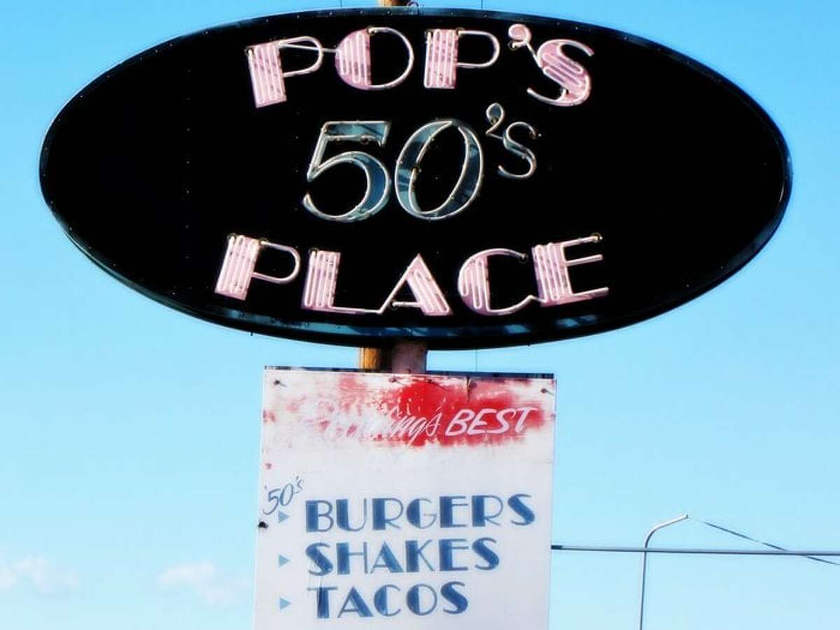 El letrero en Pop's 50's Place en Redding, California.