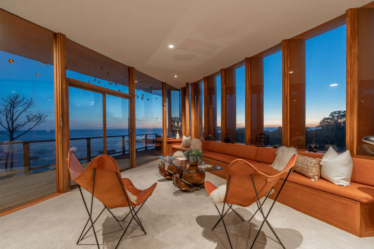 Una rara casa moderna de mediados de siglo frente al mar en el exclusivo Carmel Highlands está a la venta por $ 8.8 millones. 