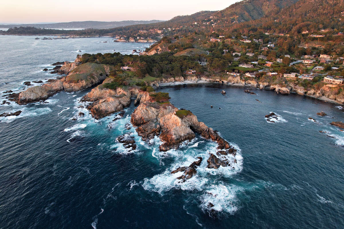 Una rara casa moderna de mediados de siglo frente al mar en el exclusivo Carmel Highlands está a la venta por $ 8.8 millones. 