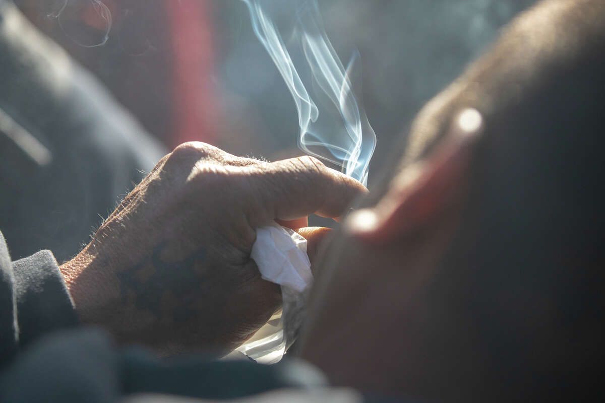 Un espectador fuma marihuana en 420 Hippy Hill en Golden Gate Park en San Francisco, California, el 20 de abril de 2023.