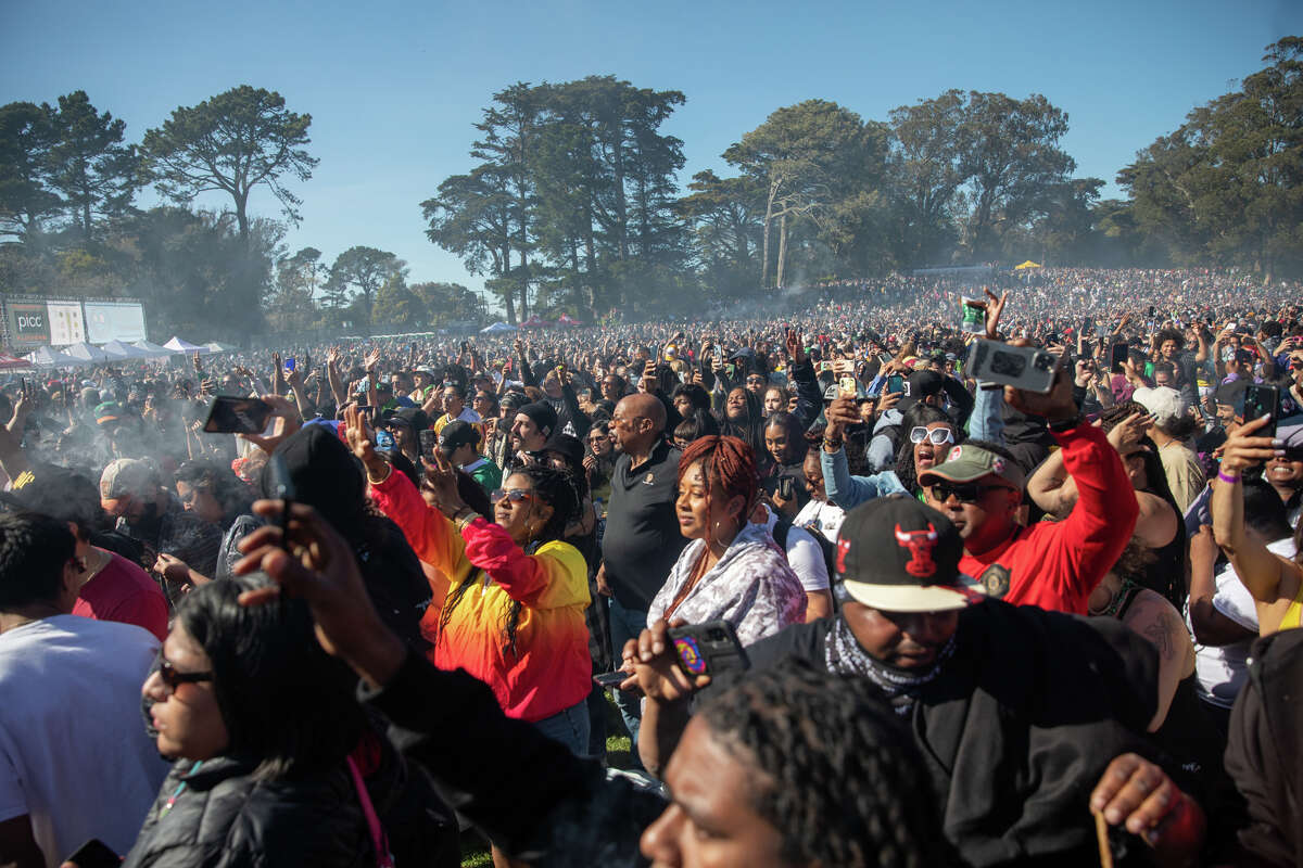 Los espectadores ven a Erykah Badu en 420 Hippy Hill en Golden Gate Park en San Francisco, California, el 20 de abril de 2023.