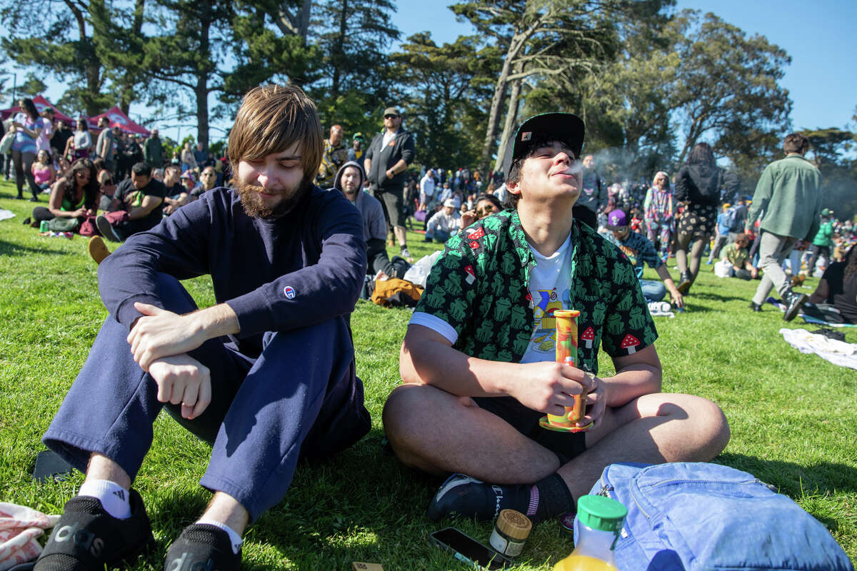 Los asistentes disfrutan del evento 420 Hippy Hill en el Golden Gate Park en San Francisco, California, el 20 de abril de 2023.