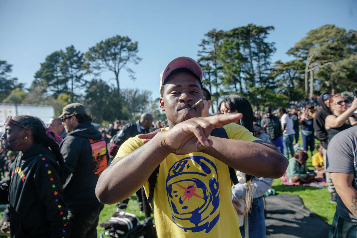 Un participante disfruta del evento 420 Hippy Hill en el Golden Gate Park en San Francisco, California, el 20 de abril de 2023.