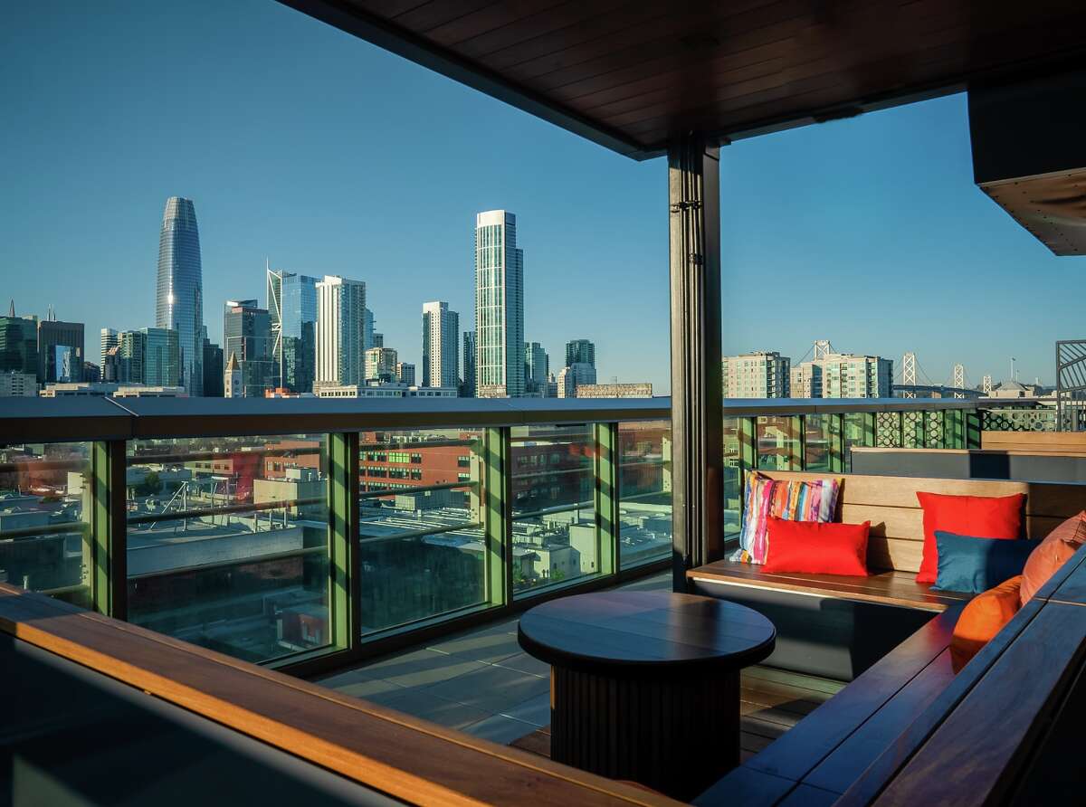 Vistas del horizonte de San Francisco desde Kaiyo Rooftop, un bar exclusivo en el Hyatt Place San Francisco/Downtown.
