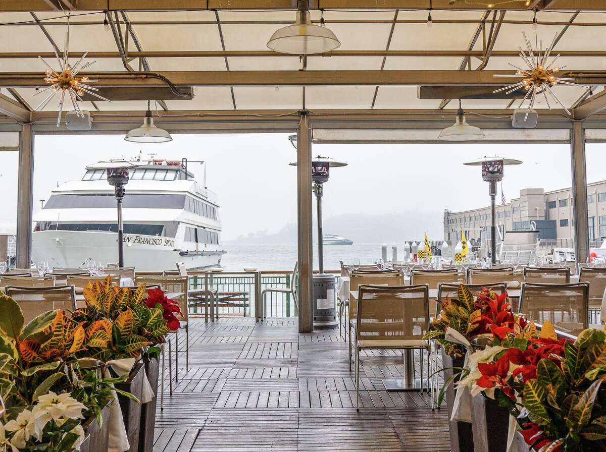 Disfrute del ceviche junto con las vistas de la Bahía de San Francisco desde el patio cubierto en La Mar Cebicheria Peruana.