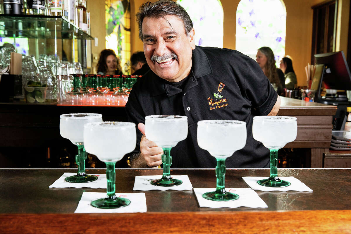 El gerente del bar, Pedro Davalos, muestra un nuevo lote de margaritas exclusivas en Tia Margarita en San Francisco. Las margaritas están hechas con limón fresco, Montezuma triple sec y tequila Hornitos.