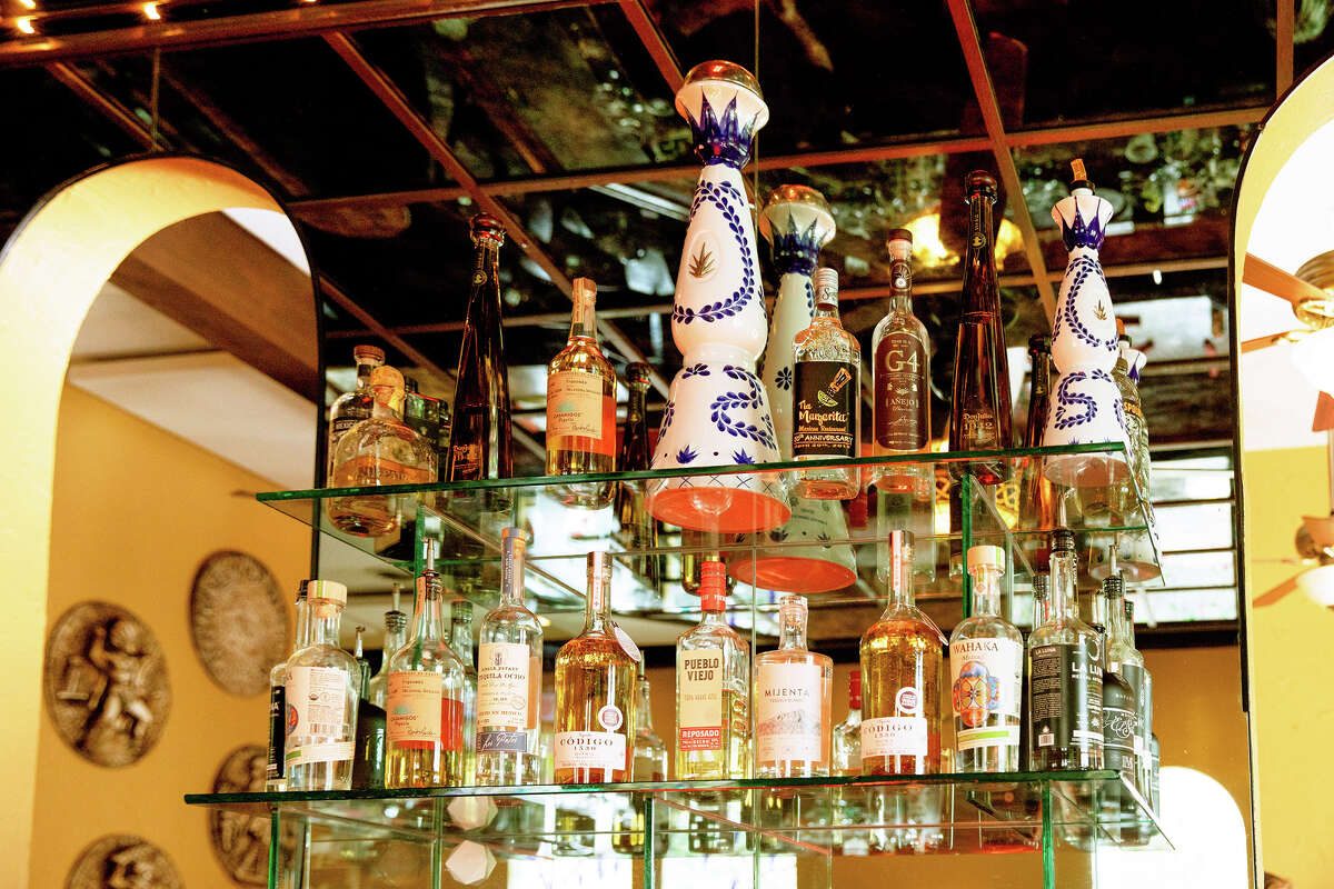 Una vista de la selección de tequila en el restaurante mexicano Tia Margarita en el distrito Richmond de San Francisco. 