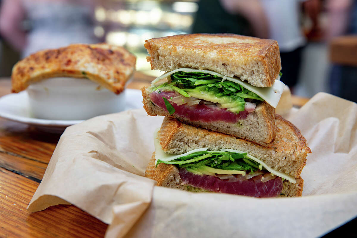 En Leoda's, los sándwiches son tan buenos como las tartas. Uno de los sándwiches más populares es el sándwich de sésamo chamuscado.