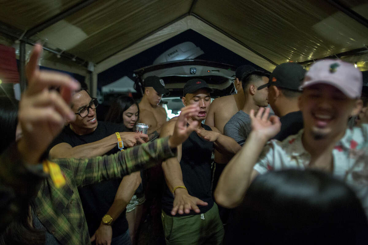 ARCHIVO: Los fanáticos de la música bailan mientras acampan en el Empire Polo Club en la víspera del Festival de Música y Artes de Coachella Valley 2017 el 13 de abril de 2017 en Indio, California.