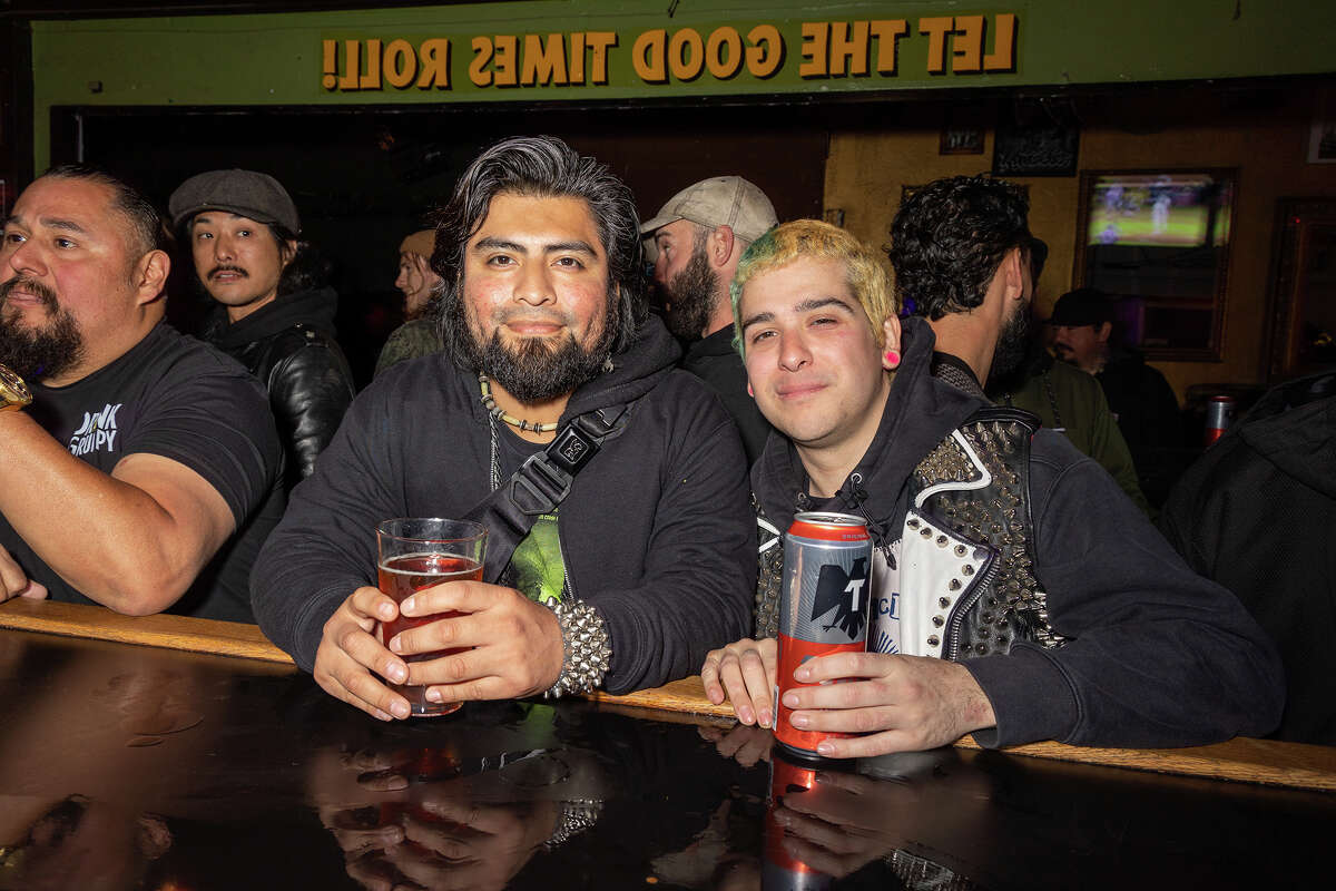 Ángel May, a la izquierda, de la banda Armamento Fatal y Carlos Barrera de KABRA toman un momento antes de un show en vivo en The Knockout en San Francisco California, 15 de abril de 2023