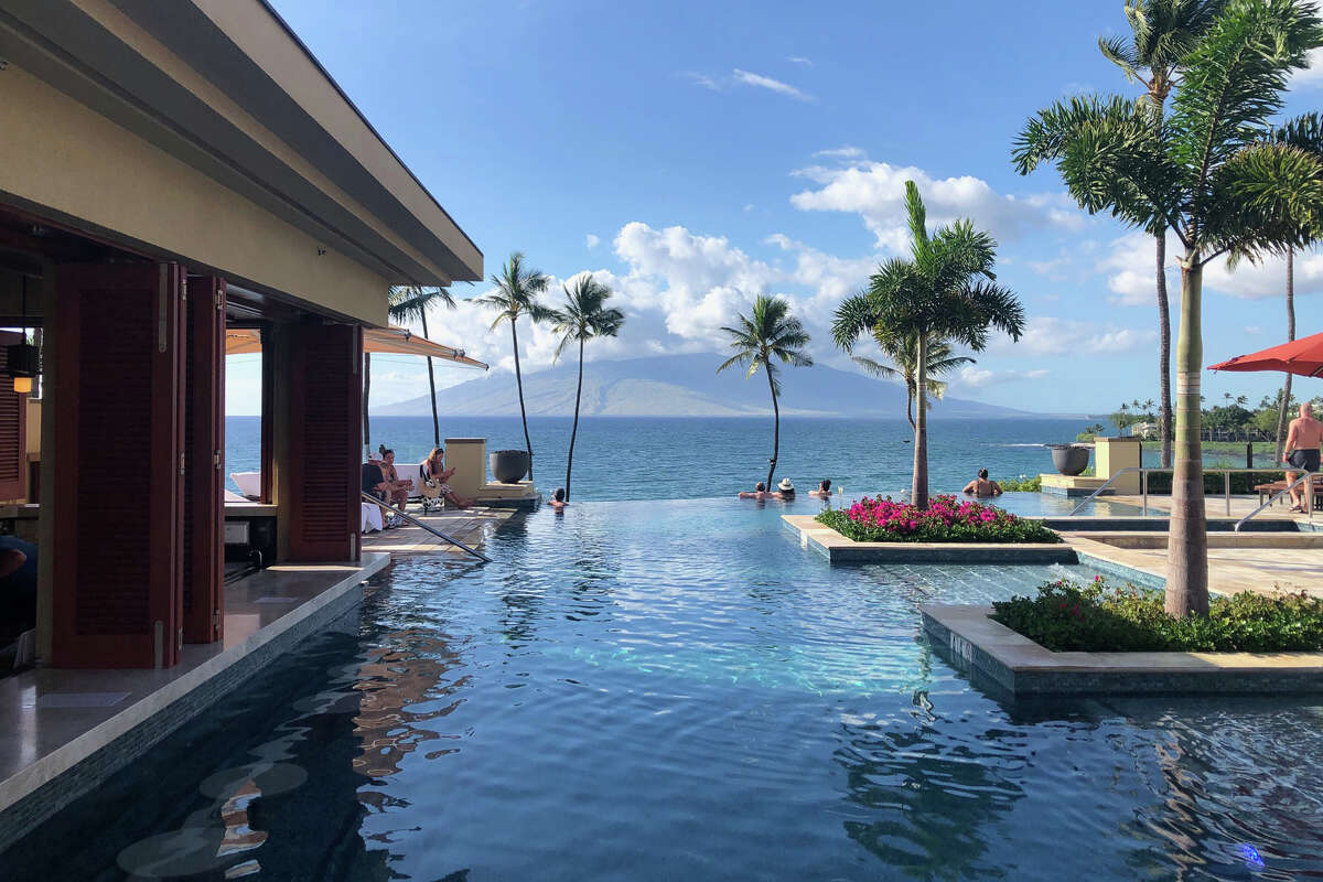 La piscina infinita del Four Seasons Resort Maui, donde se filmó la temporada 1 de “The White Lotus”.