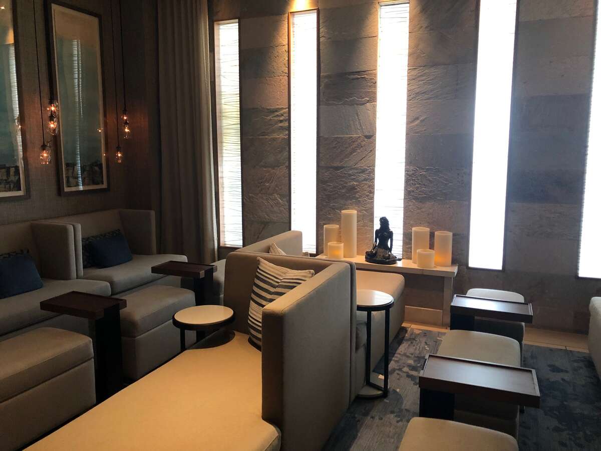El personaje de Jennifer Coolidge, Tanya, recibió un masaje muy necesario en este espacio, que en realidad es el salón spa del Four Seasons Resort Maui. 